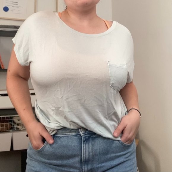 Loose style t-shirt. Small front pocket - Picture 1 of 3